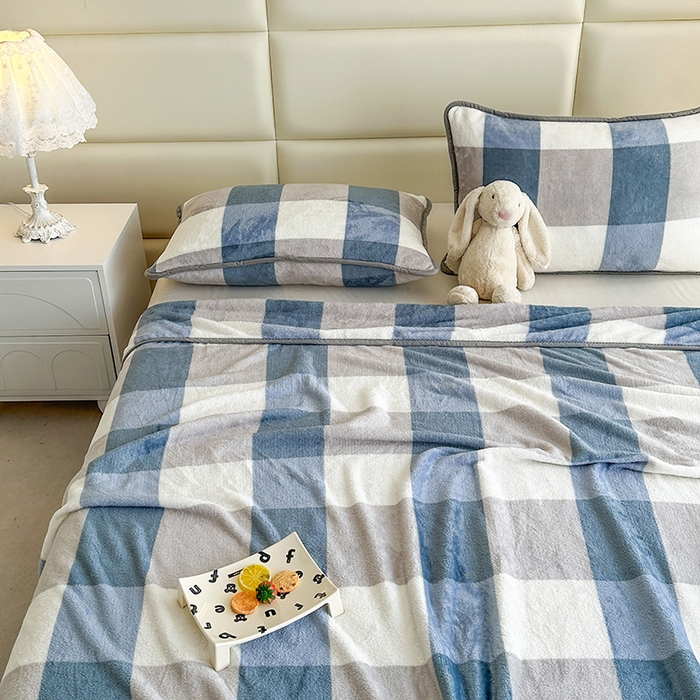 91家纺网 家纺一手货源 找家纺 欧喜璐 2025新款卡通印花加厚牛奶绒多功能毛毯 蓝大格