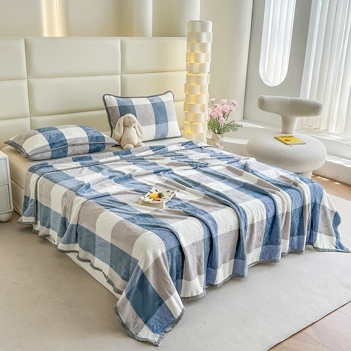 91家纺网 家纺一手货源 找家纺 欧喜璐 2025新款卡通印花加厚牛奶绒多功能毛毯 蓝大格