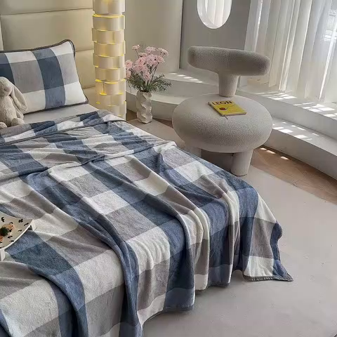 91家纺网 家纺一手货源 找家纺 欧喜璐 2025新款卡通印花加厚牛奶绒多功能毛毯 蓝大格