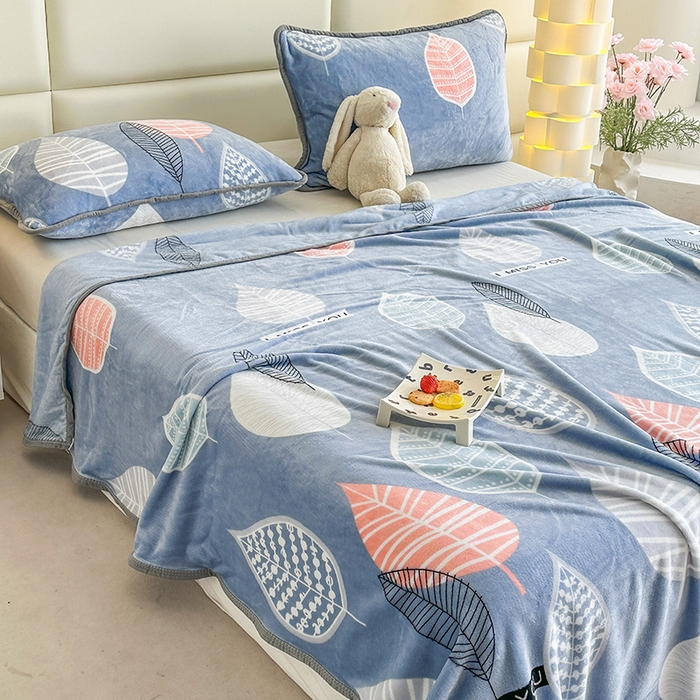 91家纺网 家纺一手货源 找家纺 欧喜璐 2025新款卡通印花加厚牛奶绒多功能毛毯 树叶