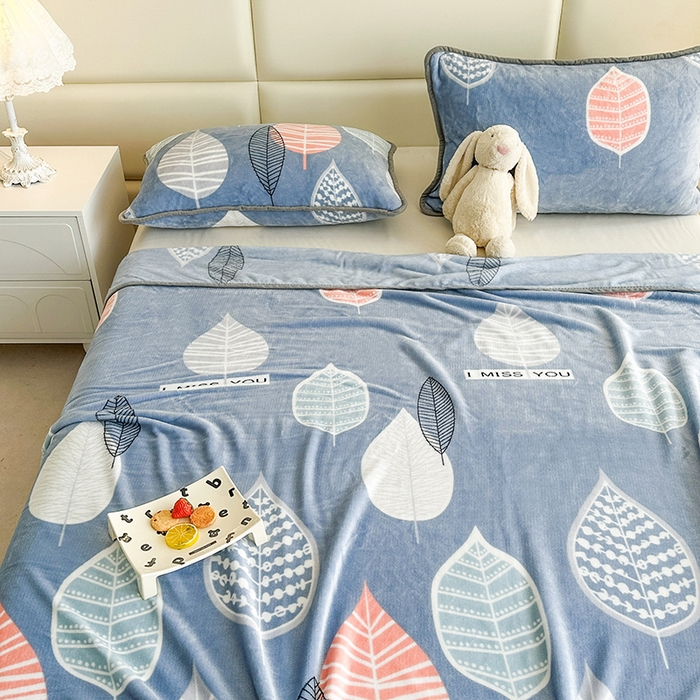 91家纺网 家纺一手货源 找家纺 欧喜璐 2025新款卡通印花加厚牛奶绒多功能毛毯 树叶