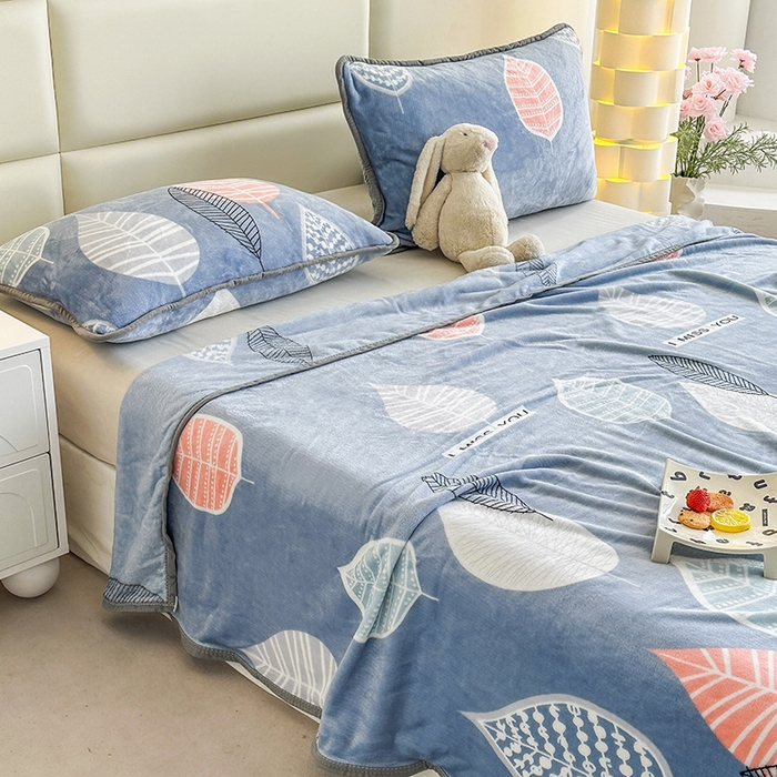 91家纺网 家纺一手货源 找家纺 欧喜璐 2025新款卡通印花加厚牛奶绒多功能毛毯 树叶