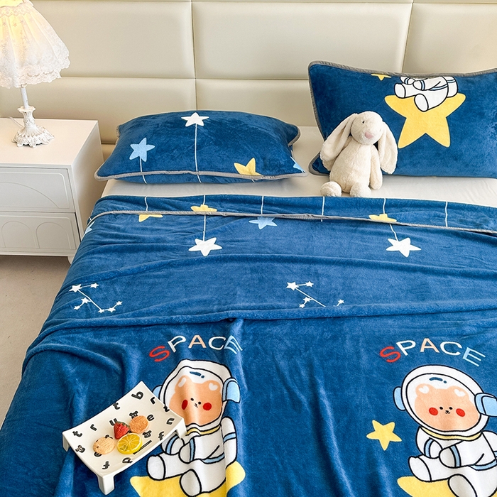 91家纺网 家纺一手货源 找家纺 欧喜璐 2025新款卡通印花加厚牛奶绒多功能毛毯 太空熊