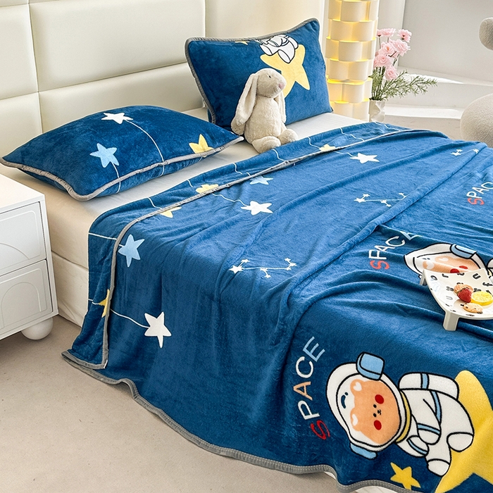 91家纺网 家纺一手货源 找家纺 欧喜璐 2025新款卡通印花加厚牛奶绒多功能毛毯 太空熊