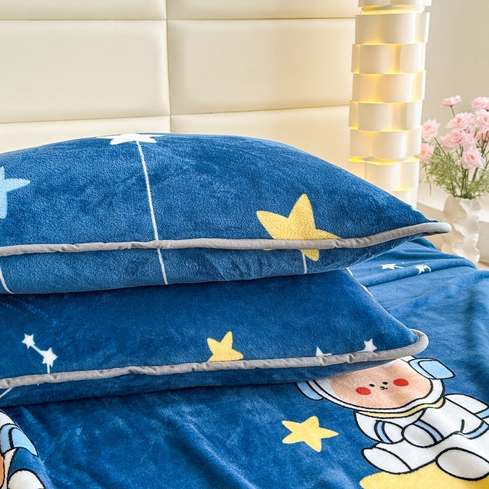 91家纺网 家纺一手货源 找家纺 欧喜璐 2025新款卡通印花加厚牛奶绒多功能毛毯 太空熊