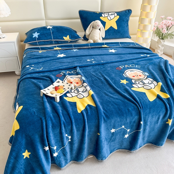 91家纺网 家纺一手货源 找家纺 欧喜璐 2025新款卡通印花加厚牛奶绒多功能毛毯 太空熊