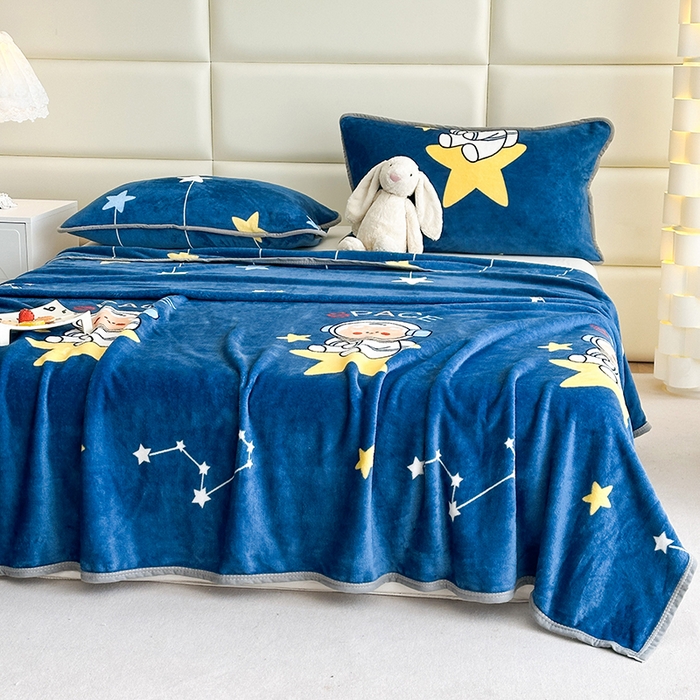 91家纺网 家纺一手货源 找家纺 欧喜璐 2025新款卡通印花加厚牛奶绒多功能毛毯 太空熊