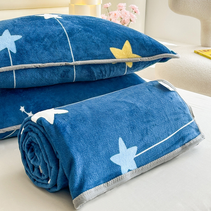 91家纺网 家纺一手货源 找家纺 欧喜璐 2025新款卡通印花加厚牛奶绒多功能毛毯 太空熊