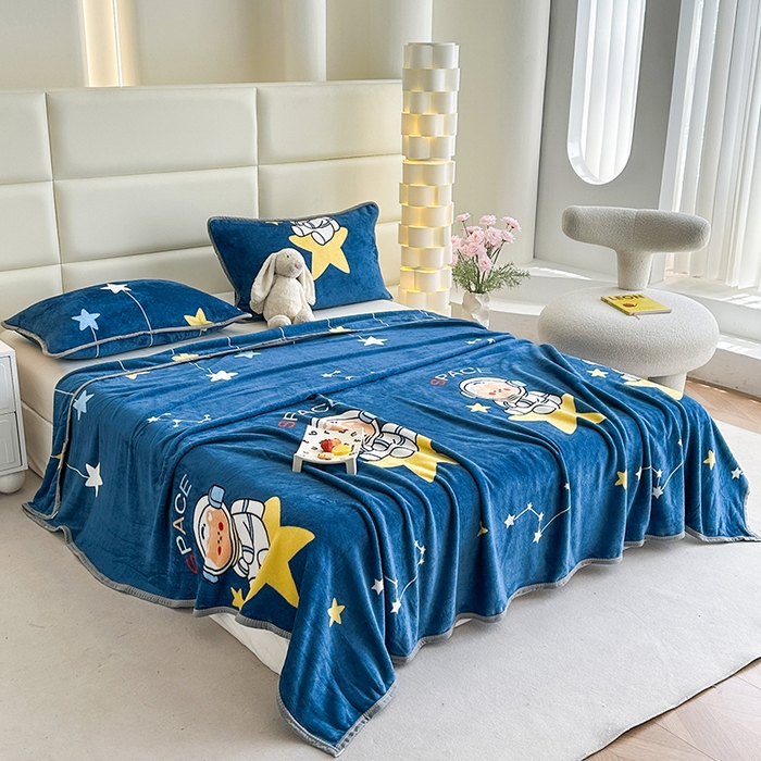 91家纺网 家纺一手货源 找家纺 欧喜璐 2025新款卡通印花加厚牛奶绒多功能毛毯 太空熊