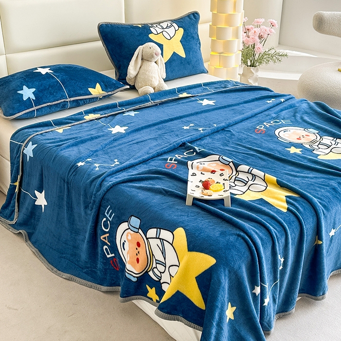 91家纺网 家纺一手货源 找家纺 欧喜璐 2025新款卡通印花加厚牛奶绒多功能毛毯 太空熊