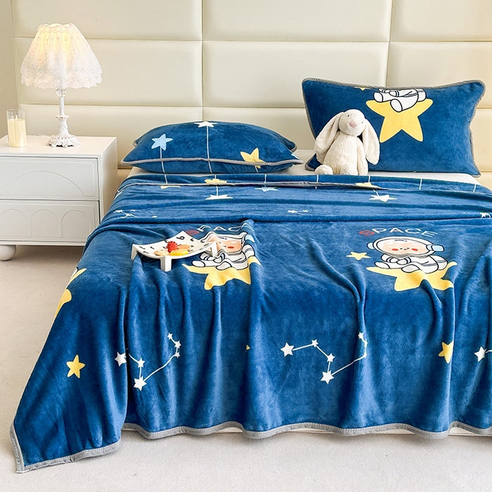 91家纺网 家纺一手货源 找家纺 欧喜璐 2025新款卡通印花加厚牛奶绒多功能毛毯 太空熊