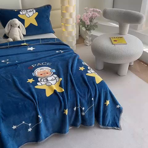 91家纺网 家纺一手货源 找家纺 欧喜璐 2025新款卡通印花加厚牛奶绒多功能毛毯 太空熊