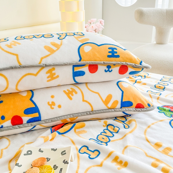 91家纺网 家纺一手货源 找家纺 欧喜璐 2025新款卡通印花加厚牛奶绒多功能毛毯 小老虎