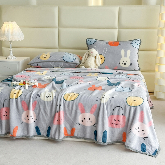 91家纺网 家纺一手货源 找家纺 欧喜璐 2025新款卡通印花加厚牛奶绒多功能毛毯 小萌兔