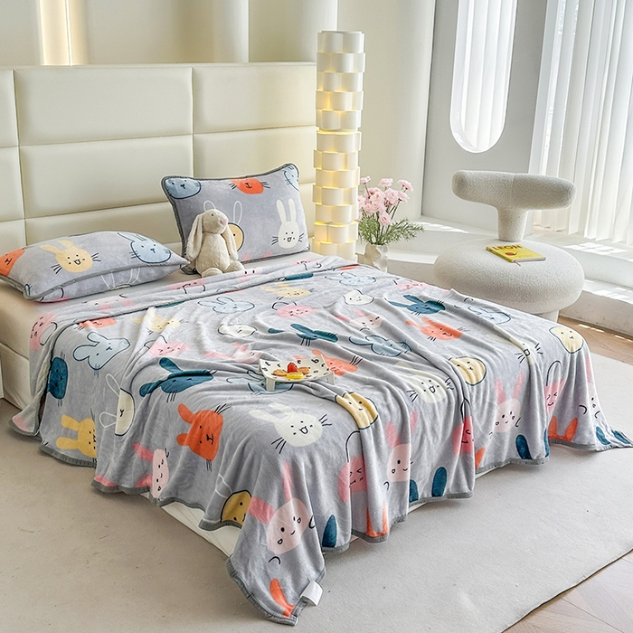 91家纺网 家纺一手货源 找家纺 欧喜璐 2025新款卡通印花加厚牛奶绒多功能毛毯 小萌兔