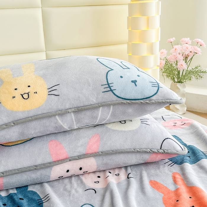 91家纺网 家纺一手货源 找家纺 欧喜璐 2025新款卡通印花加厚牛奶绒多功能毛毯 小萌兔