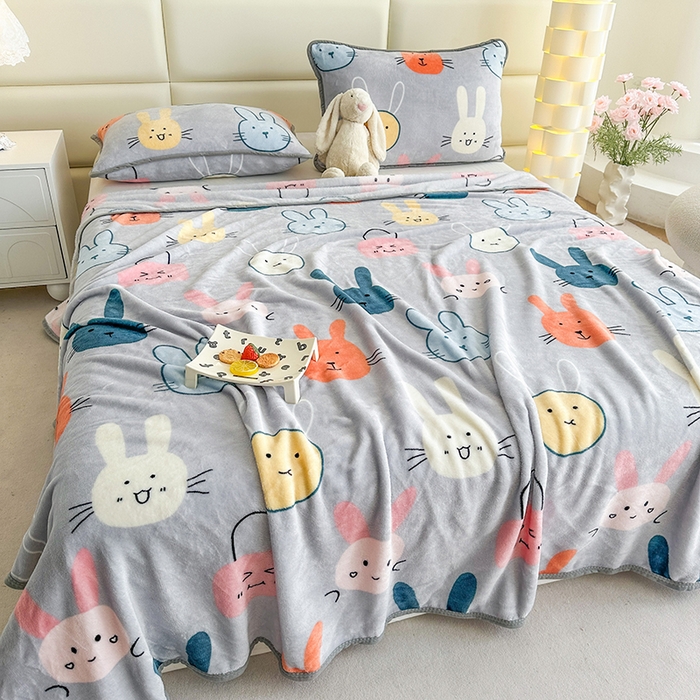 91家纺网 家纺一手货源 找家纺 欧喜璐 2025新款卡通印花加厚牛奶绒多功能毛毯 小萌兔