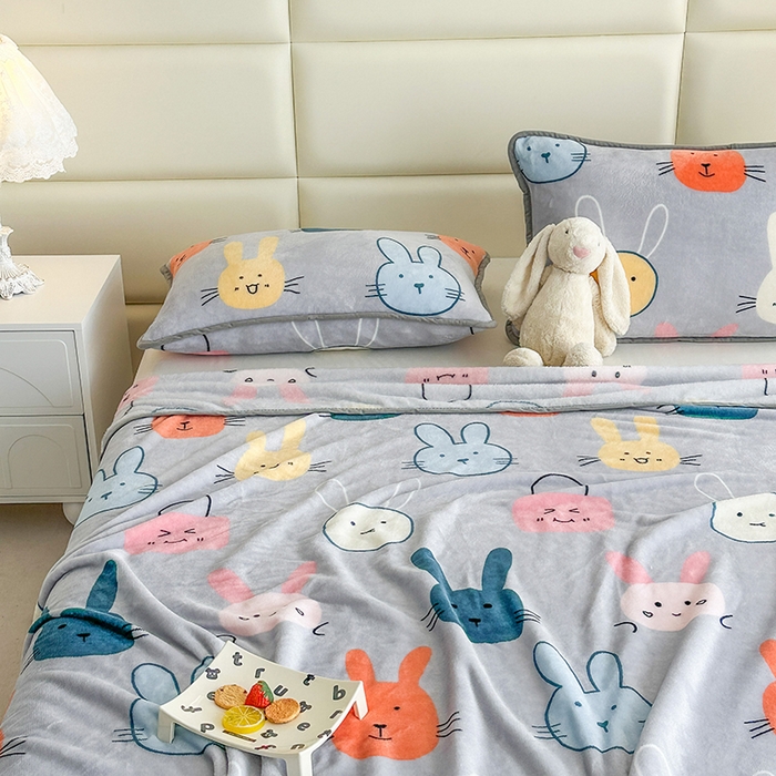 91家纺网 家纺一手货源 找家纺 欧喜璐 2025新款卡通印花加厚牛奶绒多功能毛毯 小萌兔