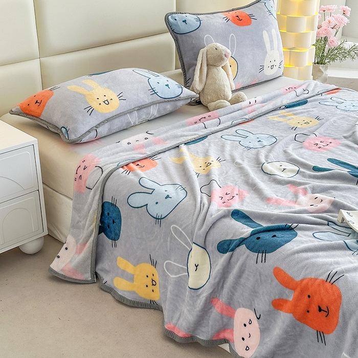 91家纺网 家纺一手货源 找家纺 欧喜璐 2025新款卡通印花加厚牛奶绒多功能毛毯 小萌兔