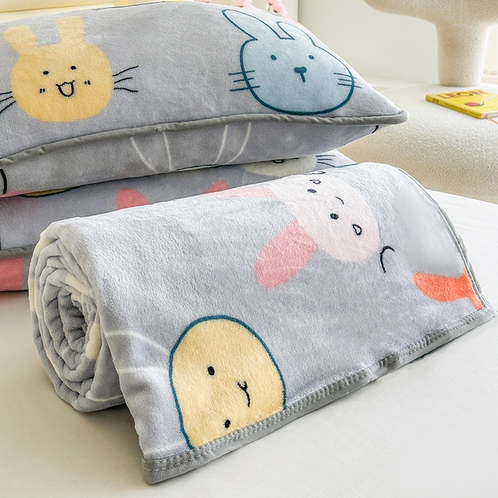 91家纺网 家纺一手货源 找家纺 欧喜璐 2025新款卡通印花加厚牛奶绒多功能毛毯 小萌兔