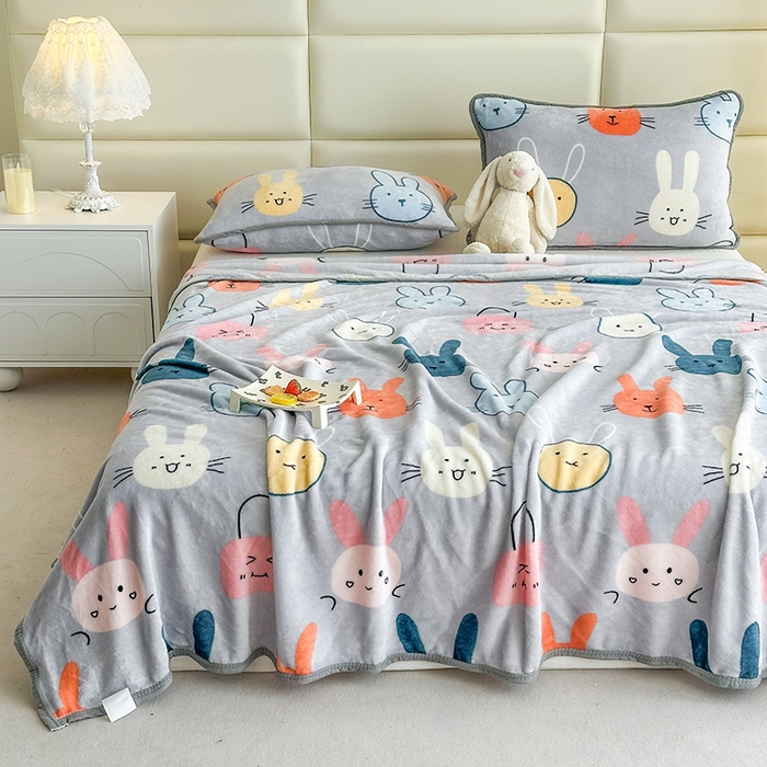 91家纺网 家纺一手货源 找家纺 欧喜璐 2025新款卡通印花加厚牛奶绒多功能毛毯 小萌兔