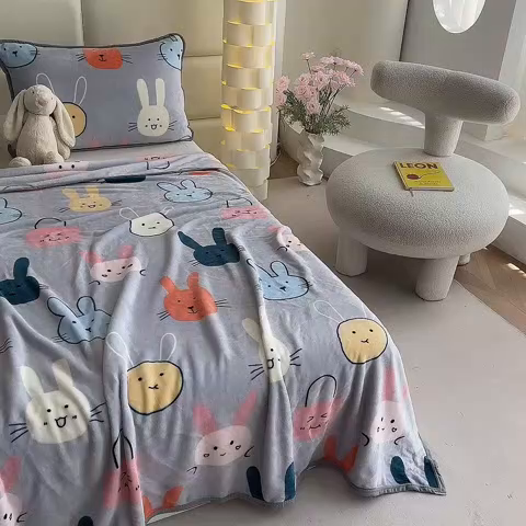 91家纺网 家纺一手货源 找家纺 欧喜璐 2025新款卡通印花加厚牛奶绒多功能毛毯 小萌兔