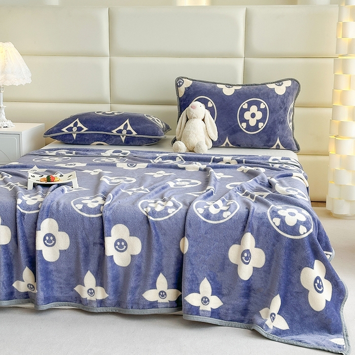 91家纺网 家纺一手货源 找家纺 欧喜璐 2025新款卡通印花加厚牛奶绒多功能毛毯 小圆圈