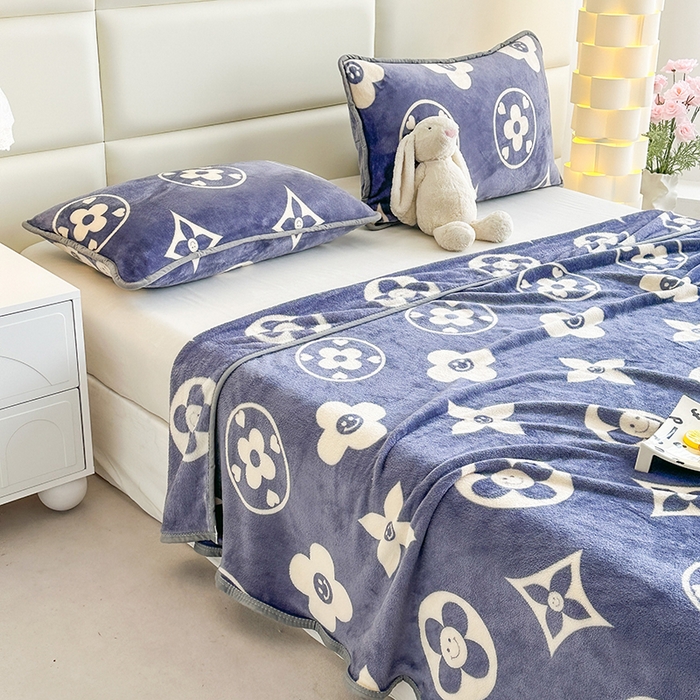 91家纺网 家纺一手货源 找家纺 欧喜璐 2025新款卡通印花加厚牛奶绒多功能毛毯 小圆圈