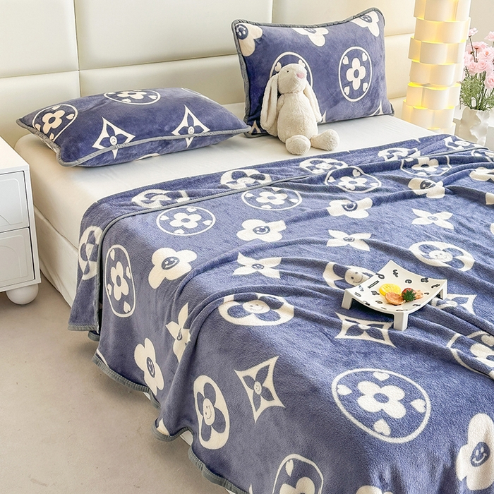 91家纺网 家纺一手货源 找家纺 欧喜璐 2025新款卡通印花加厚牛奶绒多功能毛毯 小圆圈