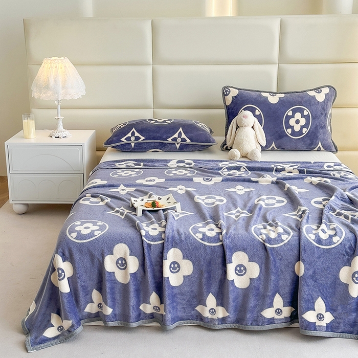 91家纺网 家纺一手货源 找家纺 欧喜璐 2025新款卡通印花加厚牛奶绒多功能毛毯 小圆圈