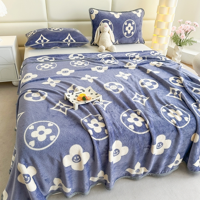 91家纺网 家纺一手货源 找家纺 欧喜璐 2025新款卡通印花加厚牛奶绒多功能毛毯 小圆圈