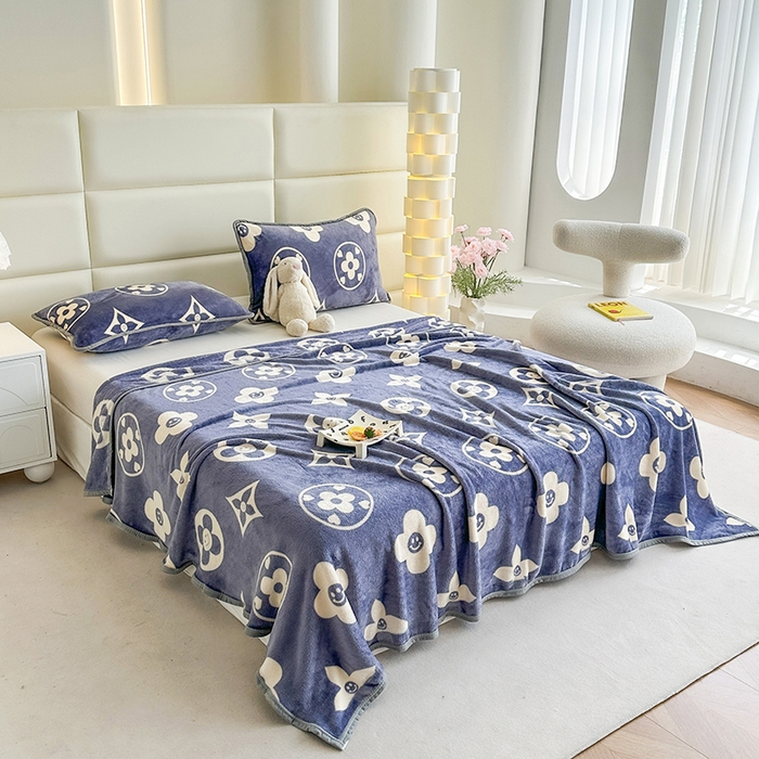 91家纺网 家纺一手货源 找家纺 欧喜璐 2025新款卡通印花加厚牛奶绒多功能毛毯 小圆圈