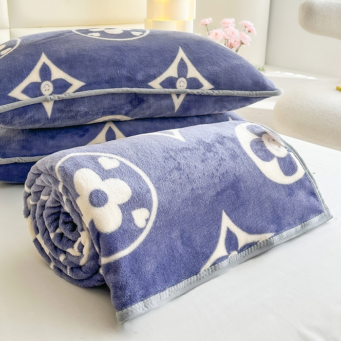 91家纺网 家纺一手货源 找家纺 欧喜璐 2025新款卡通印花加厚牛奶绒多功能毛毯 小圆圈