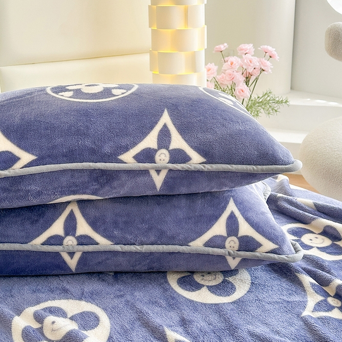 91家纺网 家纺一手货源 找家纺 欧喜璐 2025新款卡通印花加厚牛奶绒多功能毛毯 小圆圈