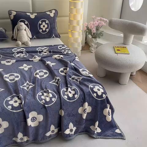 91家纺网 家纺一手货源 找家纺 欧喜璐 2025新款卡通印花加厚牛奶绒多功能毛毯 小圆圈