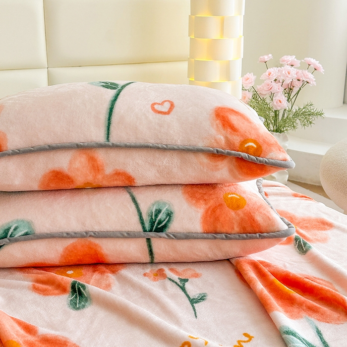 91家纺网 家纺一手货源 找家纺 欧喜璐 2025新款卡通印花加厚牛奶绒多功能毛毯 萱花