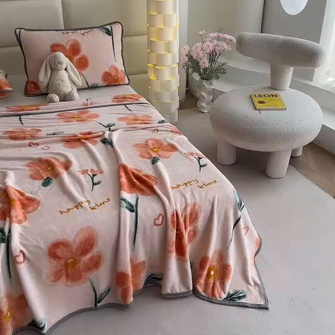 91家纺网 家纺一手货源 找家纺 欧喜璐 2025新款卡通印花加厚牛奶绒多功能毛毯 萱花