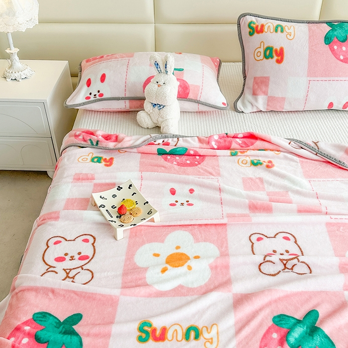 91家纺网 家纺一手货源 找家纺 欧喜璐 2025新款卡通印花加厚牛奶绒多功能毛毯 樱桃熊