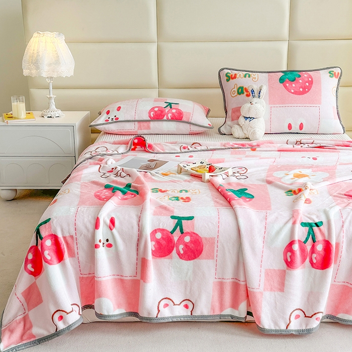 91家纺网 家纺一手货源 找家纺 欧喜璐 2025新款卡通印花加厚牛奶绒多功能毛毯 樱桃熊