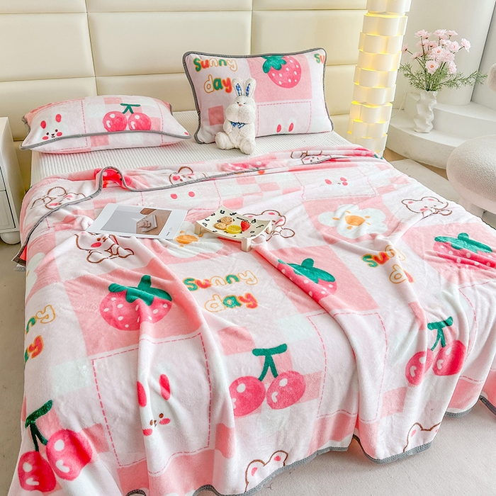 91家纺网 家纺一手货源 找家纺 欧喜璐 2025新款卡通印花加厚牛奶绒多功能毛毯 樱桃熊