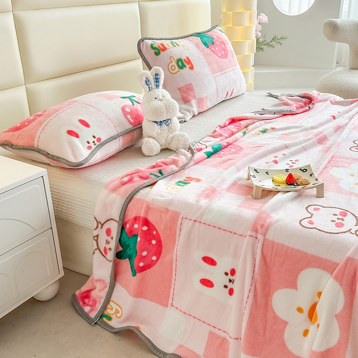 91家纺网 家纺一手货源 找家纺 欧喜璐 2025新款卡通印花加厚牛奶绒多功能毛毯 樱桃熊