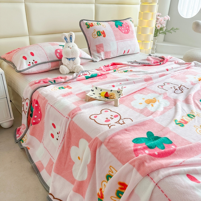 91家纺网 家纺一手货源 找家纺 欧喜璐 2025新款卡通印花加厚牛奶绒多功能毛毯 樱桃熊