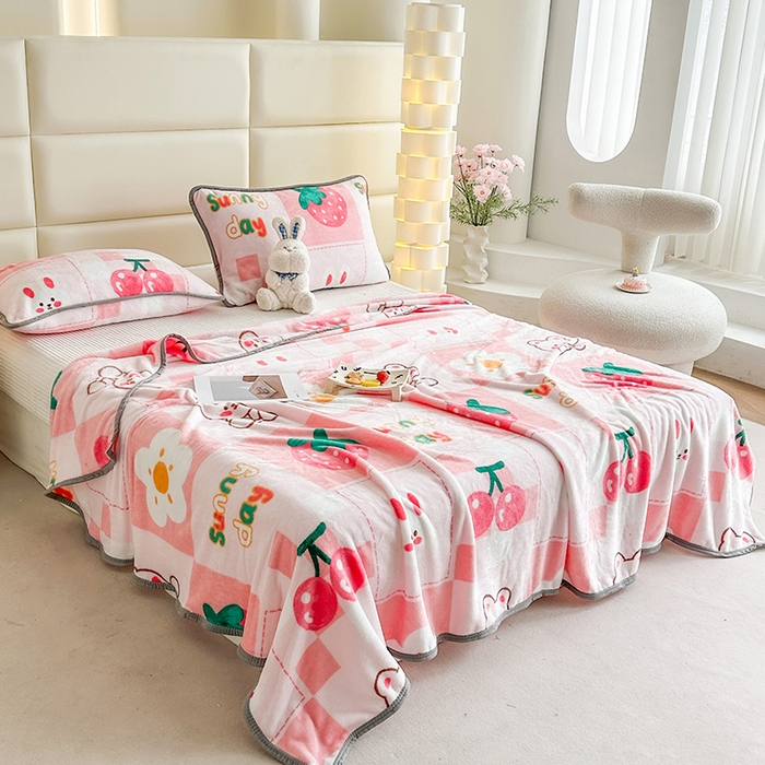 91家纺网 家纺一手货源 找家纺 欧喜璐 2025新款卡通印花加厚牛奶绒多功能毛毯 樱桃熊