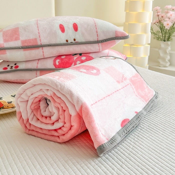 91家纺网 家纺一手货源 找家纺 欧喜璐 2025新款卡通印花加厚牛奶绒多功能毛毯 樱桃熊