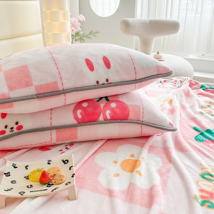 91家纺网 家纺一手货源 找家纺 欧喜璐 2025新款卡通印花加厚牛奶绒多功能毛毯 樱桃熊