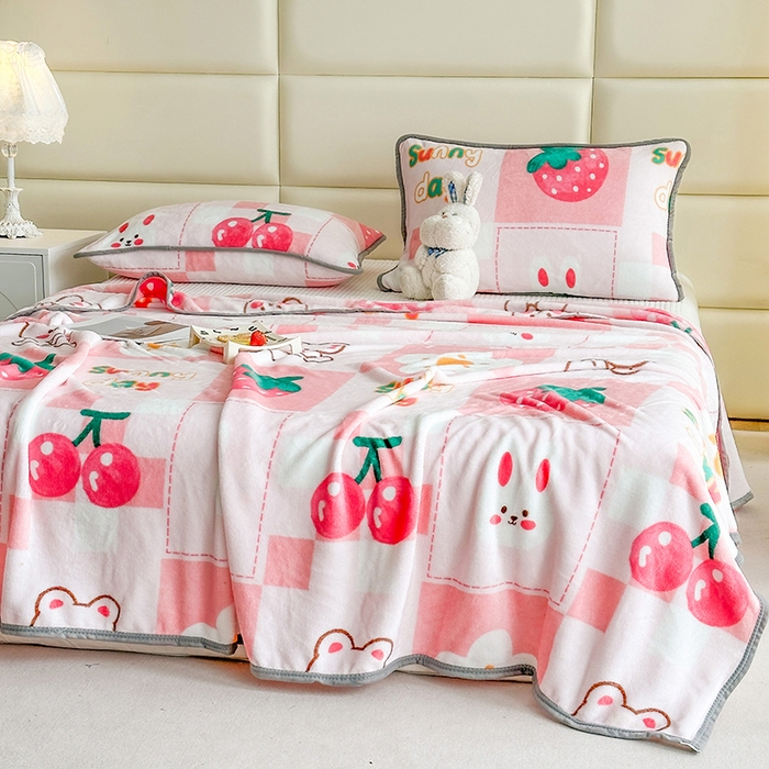 91家纺网 家纺一手货源 找家纺 欧喜璐 2025新款卡通印花加厚牛奶绒多功能毛毯 樱桃熊