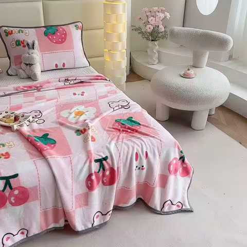 91家纺网 家纺一手货源 找家纺 欧喜璐 2025新款卡通印花加厚牛奶绒多功能毛毯 樱桃熊