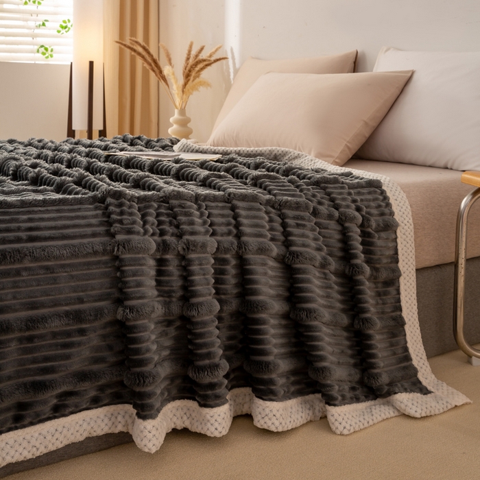 91家纺网 家纺一手货源 找家纺 宜派家纺 2025新款A类兔毛绒子母条毛毯双面云朵绒毛毯宿舍牛奶绒小被毯轻奢时尚加厚保暖盖毯休闲绒毯毯子 墨羽灰