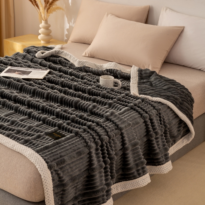 91家纺网 家纺一手货源 找家纺 宜派家纺 2025新款A类兔毛绒子母条毛毯双面云朵绒毛毯宿舍牛奶绒小被毯轻奢时尚加厚保暖盖毯休闲绒毯毯子 墨羽灰