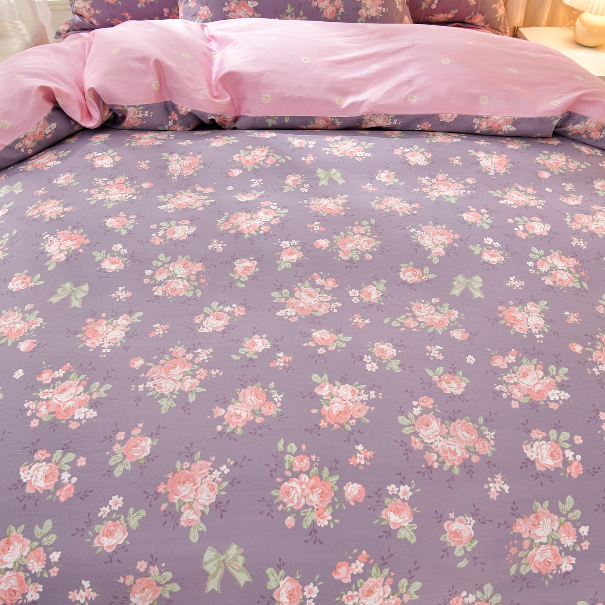 91家纺网 家纺一手货源 找家纺 绘萱家居 2025新款100%全棉床裙款斜纹印花四件套 紫霞仙子